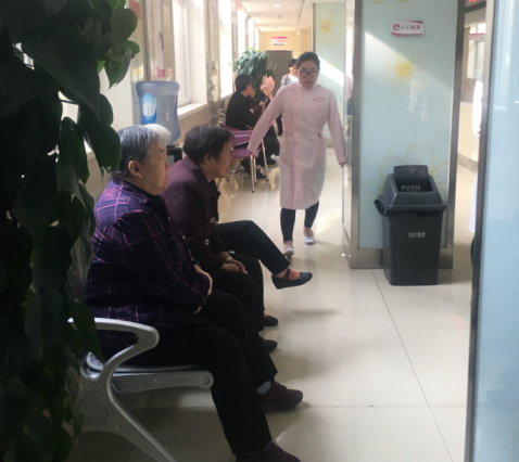 　老人齐聚运城现代妇科医院进行“免费体检”